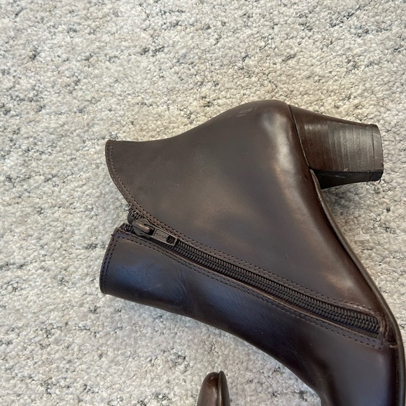 Amalfi by Rangoni leather 7.5 lux deep brown boots a symmetrical side zip - Picture 8 of 14